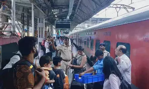 मुंबई में भारी बारिश से ट्रेनें फंसीं, RPF ने किया रेस्क्यू मुंबई में भारी बारिश से ट्रेनें फंसीं, RPF ने किया रेस्क्यू