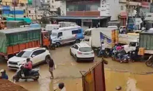 Bengaluru : जलभराव और गड्ढों से एम्बुलेंस हुई फंसी Bengaluru : जलभराव और गड्ढों से एम्बुलेंस हुई फंसी