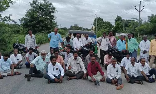 Godavari नदी का पानी छोड़ने के लिए किसानों का विरोध प्रदर्शन Godavari नदी का पानी छोड़ने के लिए किसानों का विरोध प्रदर्शन