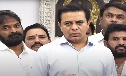 उर्वरकों की कालाबाजारी के पीछे कांग्रेस का हाथ होने का संदेह: KTR उर्वरकों की कालाबाजारी के पीछे कांग्रेस का हाथ होने का संदेह: KTR