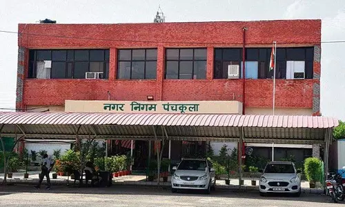 Panchkula MC प्रमुख ने सफाई कर्मचारियों की शिकायतें सुनीं, समाधान का वादा किया Panchkula MC प्रमुख ने सफाई कर्मचारियों की शिकायतें सुनीं, समाधान का वादा किया