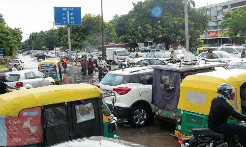Chandigarh की प्रमुख सड़कों और चौराहों पर यातायात अव्यवस्था Chandigarh की प्रमुख सड़कों और चौराहों पर यातायात अव्यवस्था