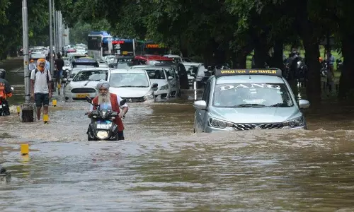 Chandigarh के उत्तरी सेक्टरों में एक घंटे की मूसलाधार बारिश के बाद राहत Chandigarh के उत्तरी सेक्टरों में एक घंटे की मूसलाधार बारिश के बाद राहत