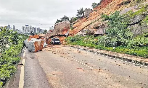 ORR सर्विस रोड खतरनाक ORR सर्विस रोड खतरनाक