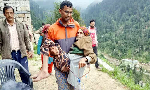 Mandi: यात्रियों की मदद के लिए मंडी में राहत शिविर और मोबाइल वैन Mandi: यात्रियों की मदद के लिए मंडी में राहत शिविर और मोबाइल वैन