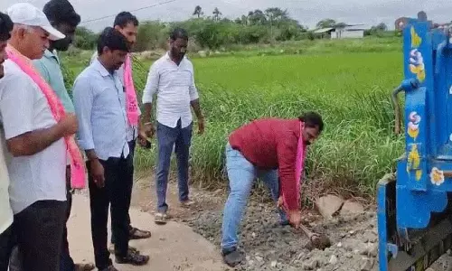 BRS नेताओं ने भीमनपल्ली में सड़क के गड्ढे भरे