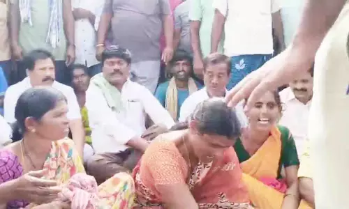 Telangana: यूरिया के लिए किसान अधिकारियों के सामने हुए नाराज