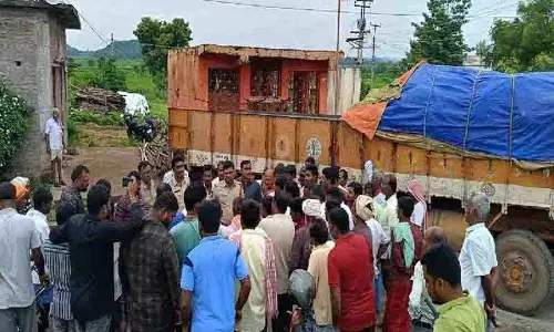 Rajanna-Sircilla में यूरिया ट्रक रोककर हंगामा Rajanna-Sircilla में यूरिया ट्रक रोककर हंगामा