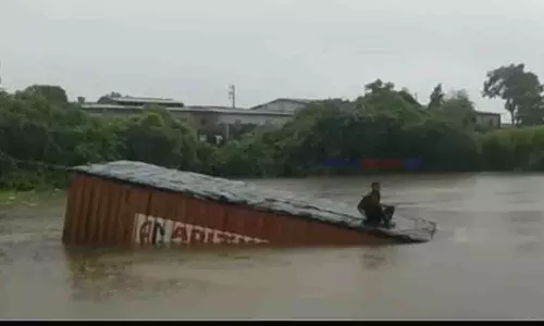 Bhiwandi : बाइक सवार से बचने के चक्कर में ट्रक तालाब में गिरा