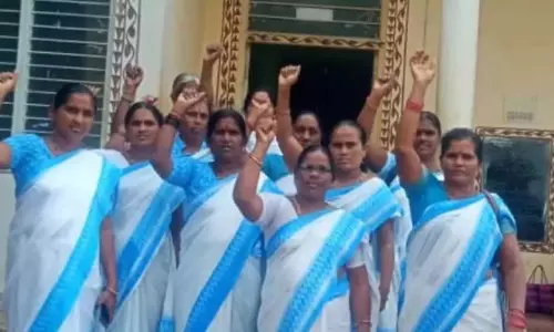 ASHA  कार्यकर्ता न्याय की गुहार लगा रही हैं: अत्यधिक काम, कम वेतन और अनदेखी