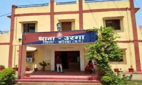 अवैध शराब की कार्रवाई के दौरान पथराव, महिला अधिकारी से धक्का-मुक्की