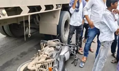 Dahegaon Bangla में मोटरसाइकिल और कंटेनर की टक्कर, 3 घायल Dahegaon Bangla में मोटरसाइकिल और कंटेनर की टक्कर, 3 घायल