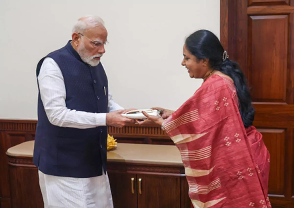 महिला मोर्चा की राष्ट्रीय अध्यक्ष वनथी श्रीनिवासन ने PM मोदी से की मुलाकात महिला मोर्चा की राष्ट्रीय अध्यक्ष वनथी श्रीनिवासन ने PM मोदी से की मुलाकात
