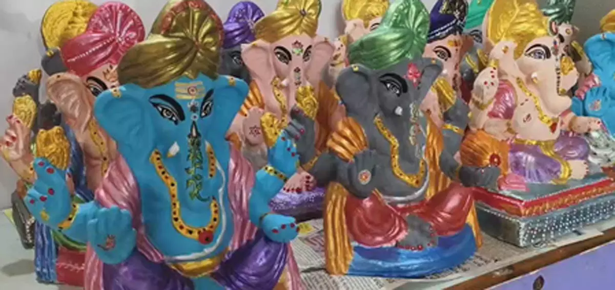 महिलाएं बना रहीं ईको फ्रेंडली गणपति, देशभर में गणेश उत्सव की तैयारियां जोरों पर महिलाएं बना रहीं ईको फ्रेंडली गणपति, देशभर में गणेश उत्सव की तैयारियां जोरों पर