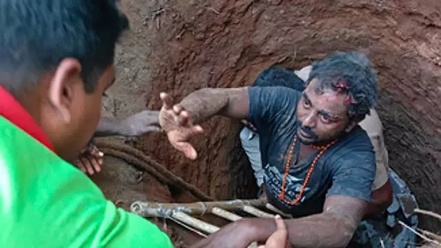 Tamil Nadu : कुएं में गिरे मजदूर को जिंदा बचाया गया Tamil Nadu : कुएं में गिरे मजदूर को जिंदा बचाया गया