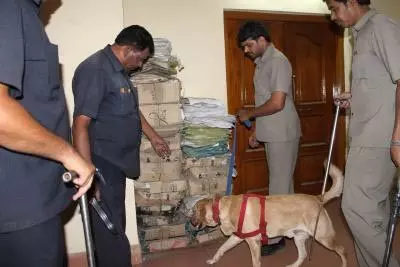6 स्कूल को बम से उड़ाने की धमकी मिली, पुलिस और बम निरोधक दस्ता मौके पर 6 स्कूल को बम से उड़ाने की धमकी मिली, पुलिस और बम निरोधक दस्ता मौके पर