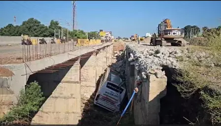 जम्मू-पठानकोट हाईवे पर बस हादसा: वैष्णो देवी जा रहे एक श्रद्धालु की मौत, 40 घायल जम्मू-पठानकोट हाईवे पर बस हादसा: वैष्णो देवी जा रहे एक श्रद्धालु की मौत, 40 घायल