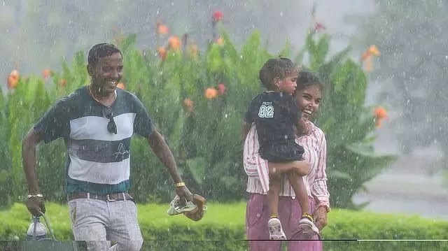 Tamil Nadu : 26 अगस्त तक गरज और बिजली के साथ बारिश की संभावना Tamil Nadu : 26 अगस्त तक गरज और बिजली के साथ बारिश की संभावना