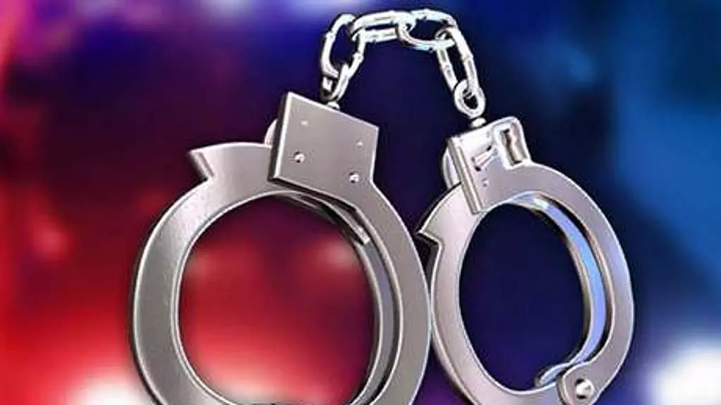विदेश में नौकरी दिलाने का वादा कर 48 लाख की ठगी करने के आरोप में पिता-पुत्री गिरफ्तार विदेश में नौकरी दिलाने का वादा कर 48 लाख की ठगी करने के आरोप में पिता-पुत्री गिरफ्तार