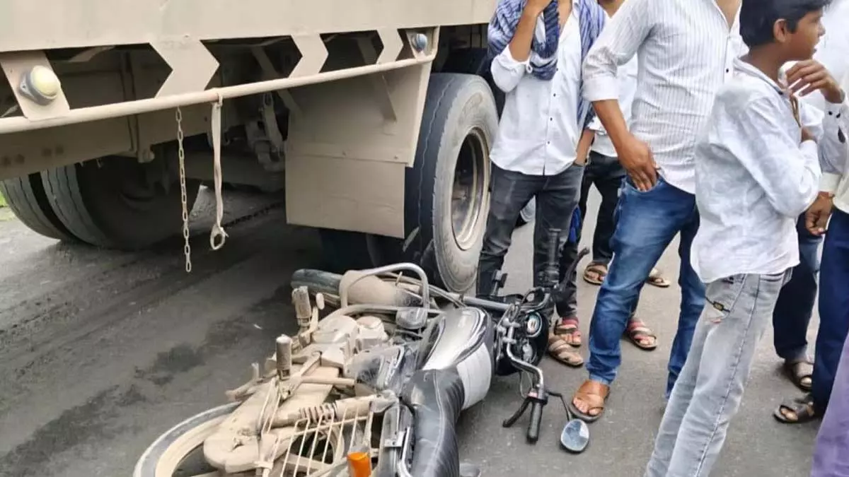छत्रपति संभाजीनगर-पुणे राजमार्ग पर कंटेनर-बाइक दुर्घटना में तीन गंभीर रूप से घायल छत्रपति संभाजीनगर-पुणे राजमार्ग पर कंटेनर-बाइक दुर्घटना में तीन गंभीर रूप से घायल