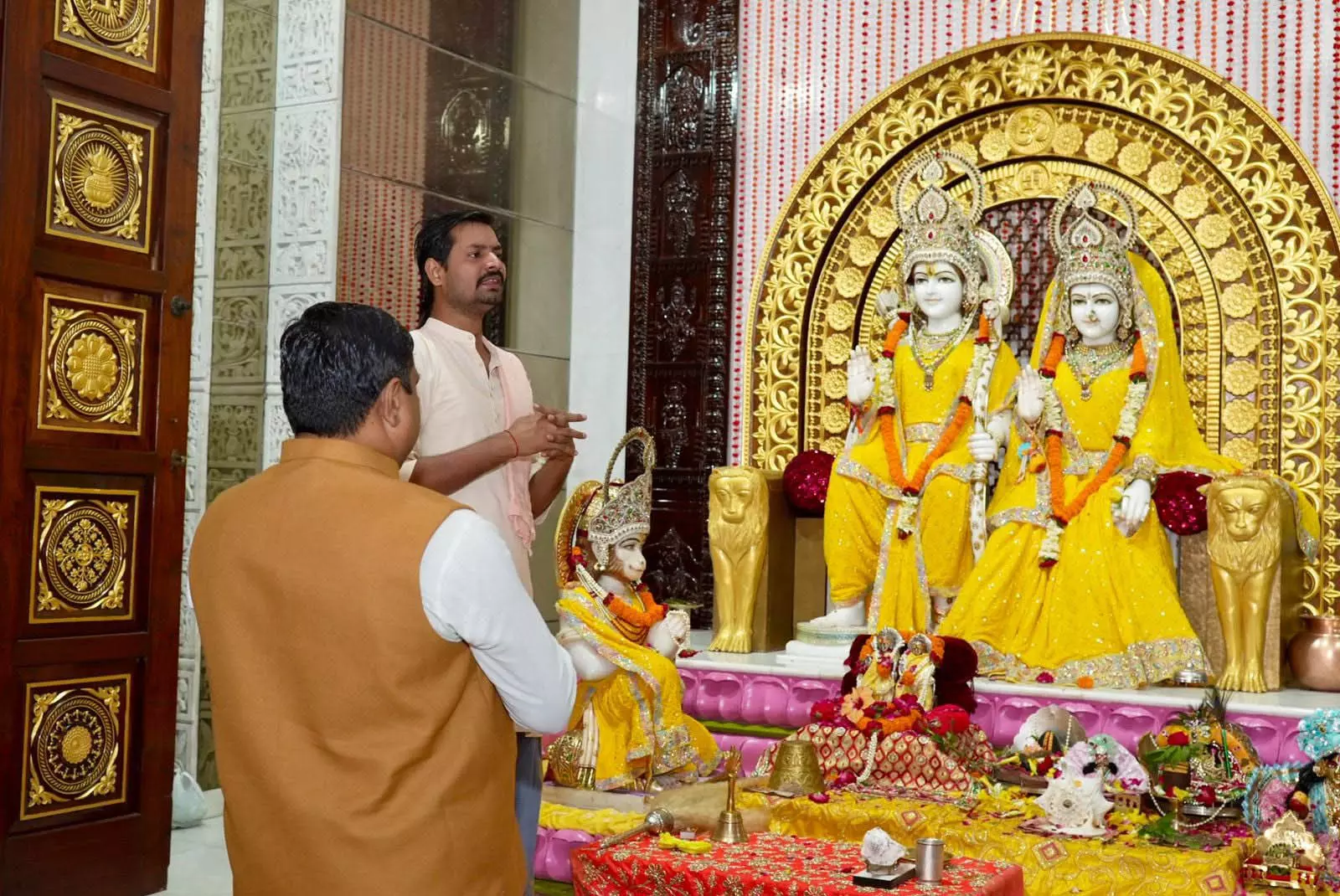 मंत्री गजेंद्र यादव ने श्रीराम मंदिर में पूजा अर्चना की मंत्री गजेंद्र यादव ने श्रीराम मंदिर में पूजा अर्चना की