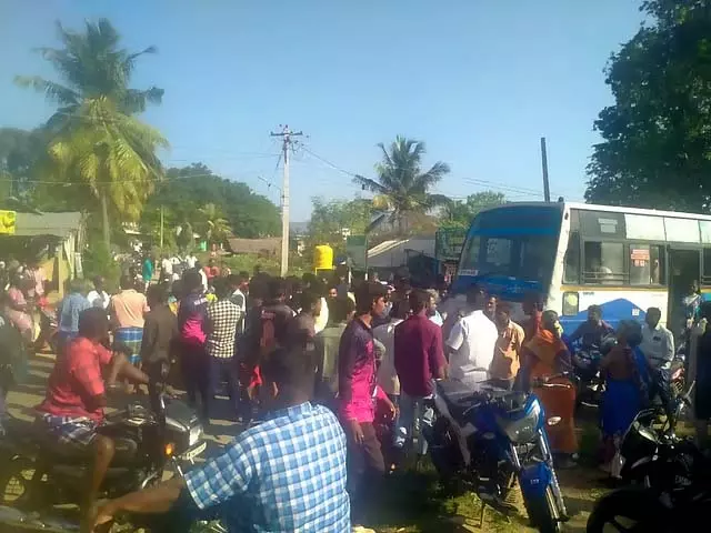 बेलूर में स्वामी के जुलूस के दौरान झड़पें: जनता ने सड़क जाम की बेलूर में स्वामी के जुलूस के दौरान झड़पें: जनता ने सड़क जाम की