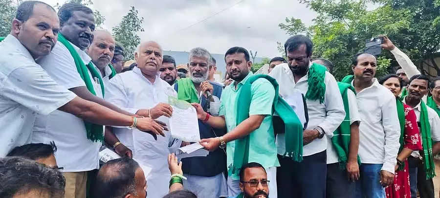 Karnataka : छोटे किसानों के लिए ऋण माफी की मांग Karnataka : छोटे किसानों के लिए ऋण माफी की मांग
