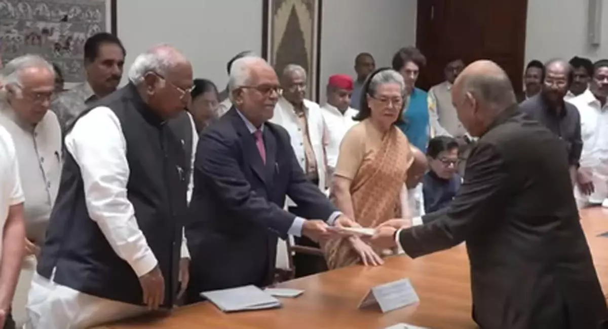 विपक्ष के उपराष्ट्रपति उम्मीदवार सुदर्शन रेड्डी ने भरा नामांकन विपक्ष के उपराष्ट्रपति उम्मीदवार सुदर्शन रेड्डी ने भरा नामांकन