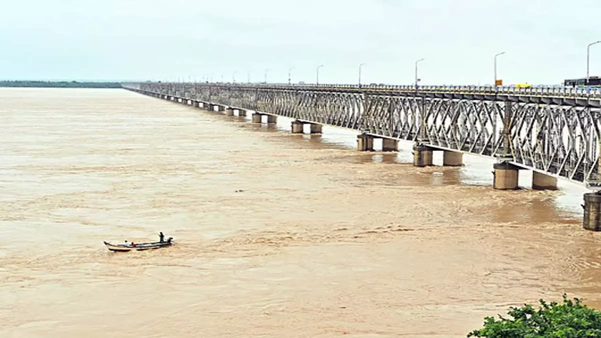 Godavari उफान पर, 235 परिवार सुरक्षित स्थानों पर पहुंचे Godavari उफान पर, 235 परिवार सुरक्षित स्थानों पर पहुंचे