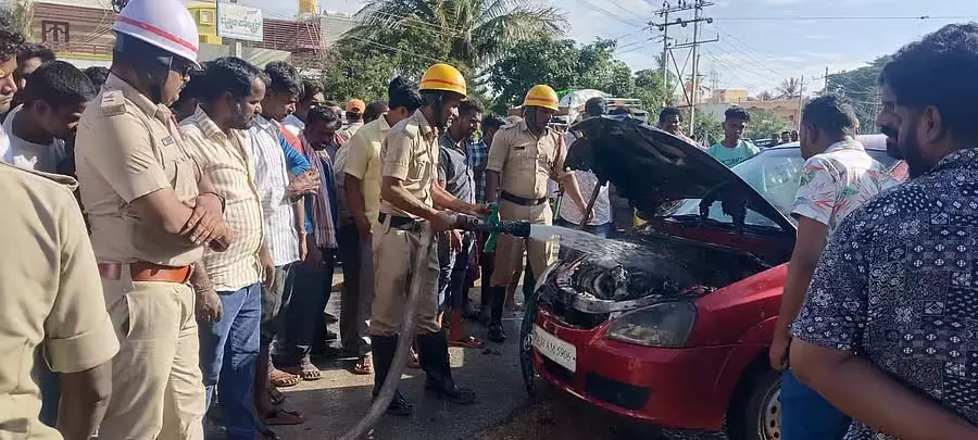 Pavagada : कार में आग लगने से बाल-बाल बची जान Pavagada : कार में आग लगने से बाल-बाल बची जान