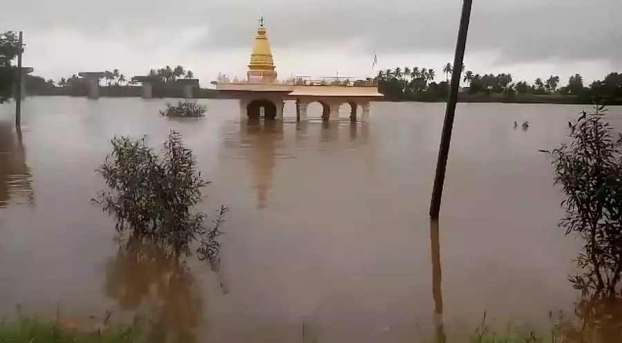 महाराष्ट्र में बारिश का असर: कृष्णा नदी में 1.81 लाख क्यूसेक पानी महाराष्ट्र में बारिश का असर: कृष्णा नदी में 1.81 लाख क्यूसेक पानी