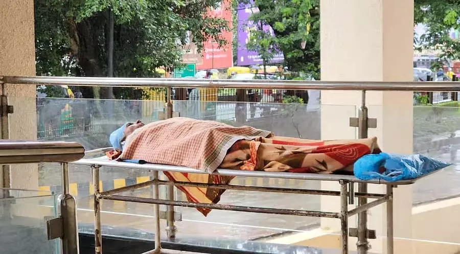Belgaum : स्टाफ ने मरीज को अस्पताल के बाहर सुलाया Belgaum : स्टाफ ने मरीज को अस्पताल के बाहर सुलाया