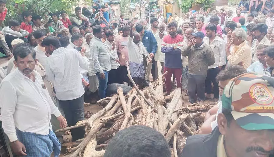 Rampur : श्मशान के लिए जमीन न मिलने पर ग्राम पंचायत के सामने अंतिम संस्कार करने का प्रयास Rampur : श्मशान के लिए जमीन न मिलने पर ग्राम पंचायत के सामने अंतिम संस्कार करने का प्रयास