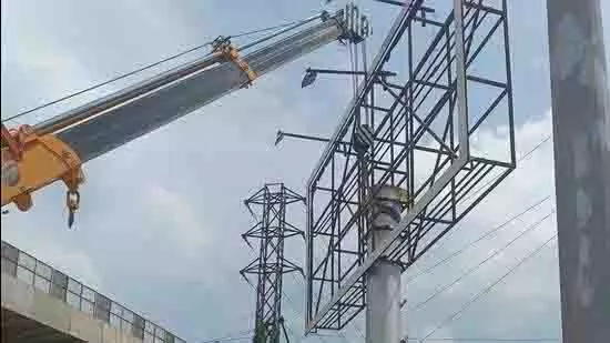 Gurugram: नगर निगम की बड़ी कार्रवाई, अवैध विज्ञापन हटाने की मुहिम तेज Gurugram: नगर निगम की बड़ी कार्रवाई, अवैध विज्ञापन हटाने की मुहिम तेज