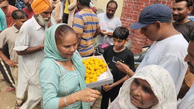 Punjab: महिला ड्रग विक्रेता का घर ढहाए जाने पर स्थानीय लोगों ने जश्न मनाया, लड्डू बांटे Punjab: महिला ड्रग विक्रेता का घर ढहाए जाने पर स्थानीय लोगों ने जश्न मनाया, लड्डू बांटे