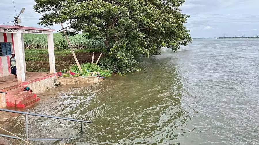 अलमाटी जलाशय: पानी का बहाव बढ़ा, ग्रामीण चिंतित अलमाटी जलाशय: पानी का बहाव बढ़ा, ग्रामीण चिंतित