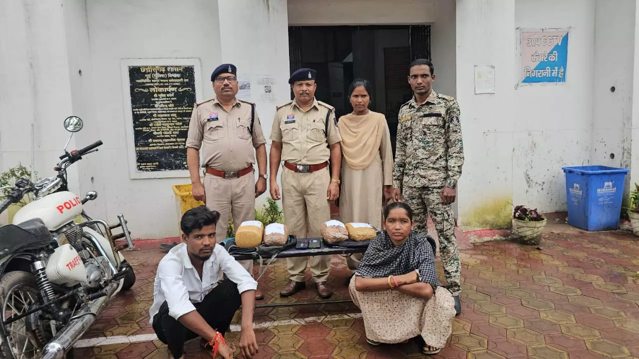 गांजा जब्त, महिला सप्लायर समेत 2 गिरफ्तार गांजा जब्त, महिला सप्लायर समेत 2 गिरफ्तार