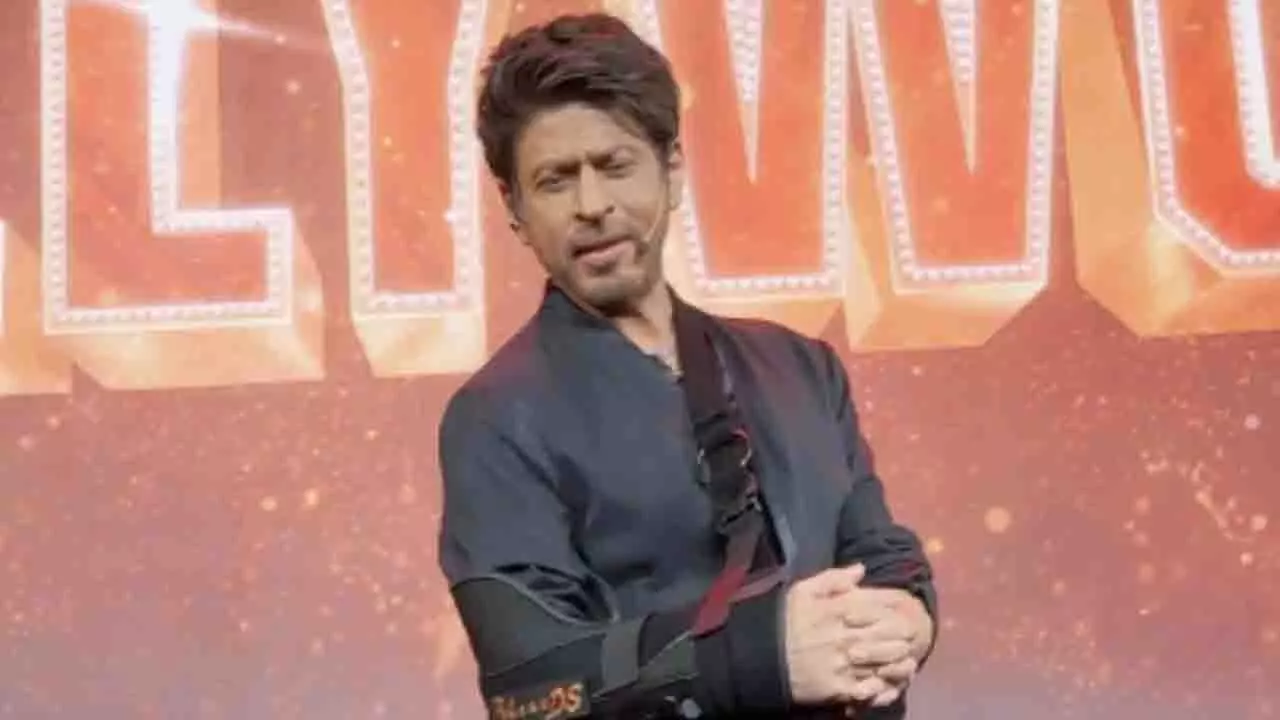 SRK ने बैड्ज़ ऑफ बॉलीवुड के प्रीव्यू में अपनी चोट का मज़ाक उड़ाया SRK ने बैड्ज़ ऑफ बॉलीवुड के प्रीव्यू में अपनी चोट का मज़ाक उड़ाया