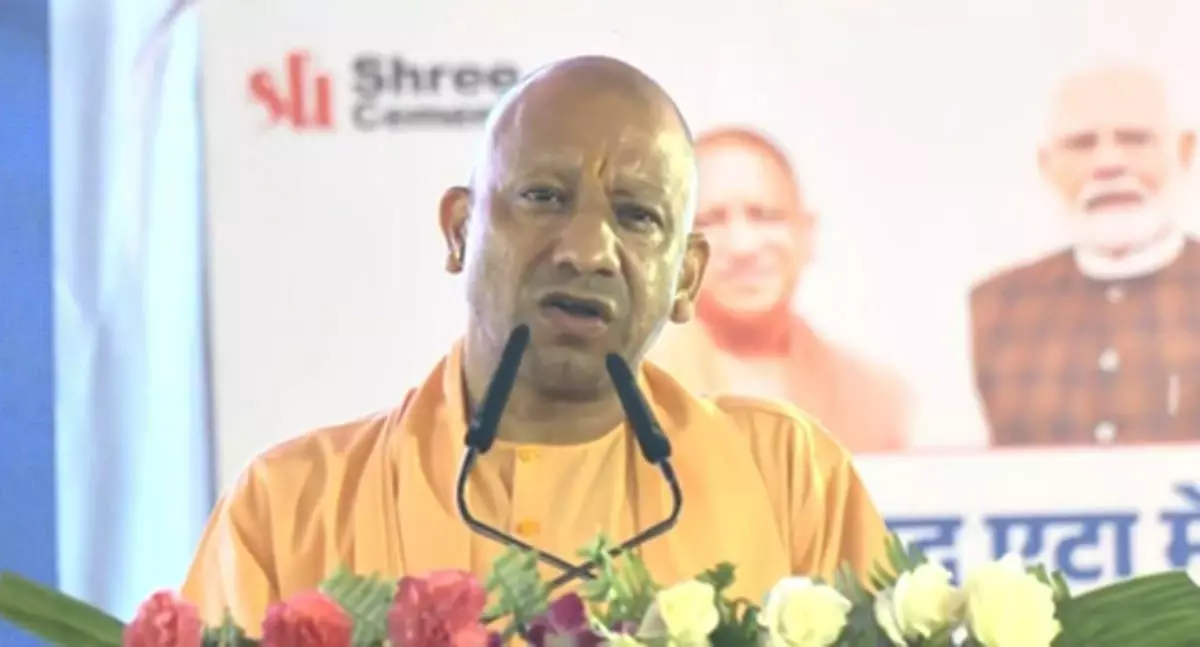 मुगलों और अंग्रेजों की सोच पर चल रही कांग्रेस-सपा पार्टी : सीएम योगी मुगलों और अंग्रेजों की सोच पर चल रही कांग्रेस-सपा पार्टी : सीएम योगी