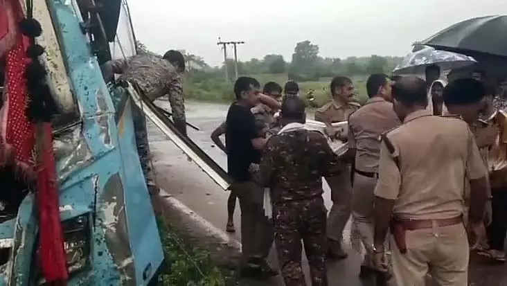 मध्य प्रदेश के शिवपुरी में तेज रफ्तार उज्जैन-दिल्ली बस खंभे से टकराई; गर्भवती महिला समेत 16 घायल मध्य प्रदेश के शिवपुरी में तेज रफ्तार उज्जैन-दिल्ली बस खंभे से टकराई; गर्भवती महिला समेत 16 घायल