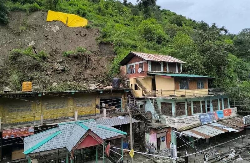 Mandi के बालीचौकी में दरारें पड़ने से इमारतें असुरक्षित Mandi के बालीचौकी में दरारें पड़ने से इमारतें असुरक्षित
