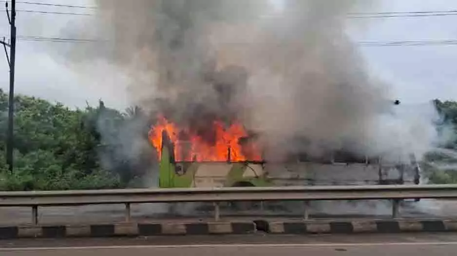 Khordha: एनएच-16 पर 40 लोगों को ले जा रही अमा बस में आग लग गई Khordha: एनएच-16 पर 40 लोगों को ले जा रही अमा बस में आग लग गई