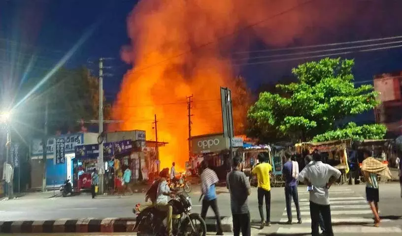 Bhadrachalam के गोदाम में आग लगने से कई वाहन जलकर खाक, स्थानीय लोगों ने कार्रवाई की मांग की Bhadrachalam के गोदाम में आग लगने से कई वाहन जलकर खाक, स्थानीय लोगों ने कार्रवाई की मांग की