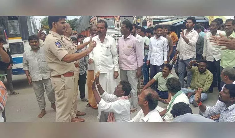 यूरिया की कमी को लेकर Narsapur में किसानों ने रास्ता रोको प्रदर्शन किया यूरिया की कमी को लेकर Narsapur में किसानों ने रास्ता रोको प्रदर्शन किया