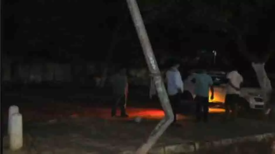 Bhubaneswar: तेज रफ्तार बुलेट के खंभे से टकराने से दो लोगों की मौत Bhubaneswar: तेज रफ्तार बुलेट के खंभे से टकराने से दो लोगों की मौत