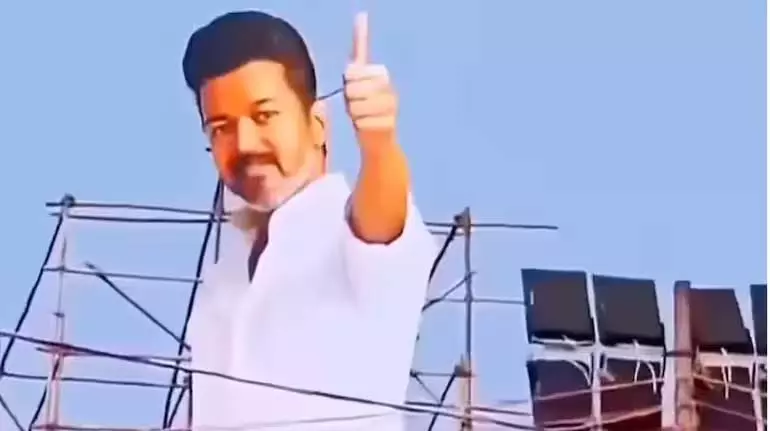 Madurai में विजय के टीवीके मनाडु में भारी भीड़ उमड़ी Madurai में विजय के टीवीके मनाडु में भारी भीड़ उमड़ी