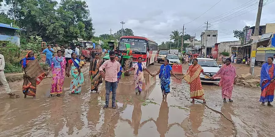 Karnataka : मुख्य सड़क मरम्मत की मांग Karnataka : मुख्य सड़क मरम्मत की मांग
