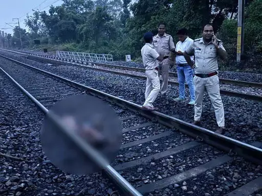 मालगाड़ी को आते देख ट्रैक में कूदा युवक, कोरबा में खतरनाक सुसाइड मालगाड़ी को आते देख ट्रैक में कूदा युवक, कोरबा में खतरनाक सुसाइड