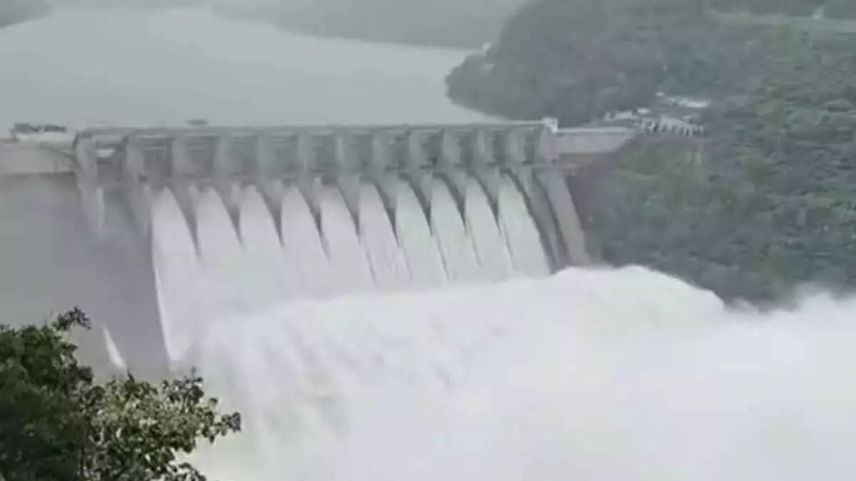 श्रीशैलम जलाशय का जलस्तर बढ़ रहा है, दस गेट खोले गए श्रीशैलम जलाशय का जलस्तर बढ़ रहा है, दस गेट खोले गए