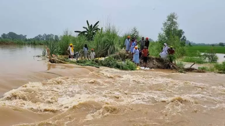 Himachal के बांधों से पानी छोड़े जाने से पंजाब में अलर्ट, गांवों में पानी घुसने की आशंका Himachal के बांधों से पानी छोड़े जाने से पंजाब में अलर्ट, गांवों में पानी घुसने की आशंका